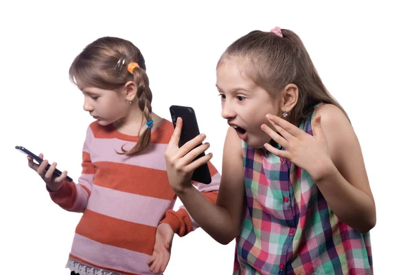 Dos Niñas Lindas Están Hablando Teléfonos Celulares Concepto Falta Comunicación —  Fotos de Stock