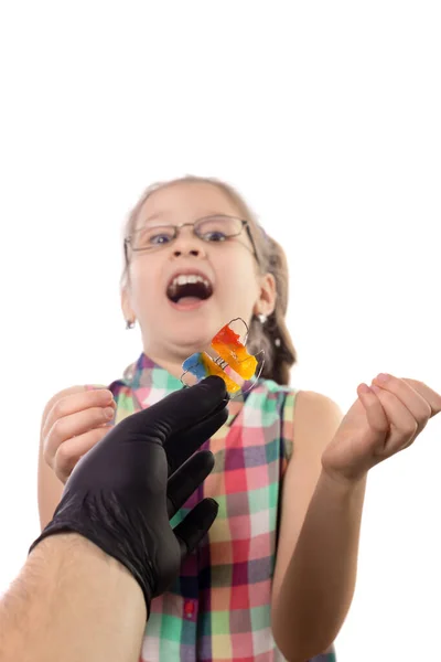 Reacción Una Niña Propuesta Usar Aparato Ortodoncia Estudio Foto Aislada —  Fotos de Stock