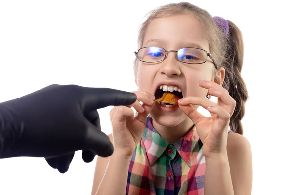 Reacción Una Niña Propuesta Usar Aparato Ortodoncia Estudio Foto Aislada —  Fotos de Stock