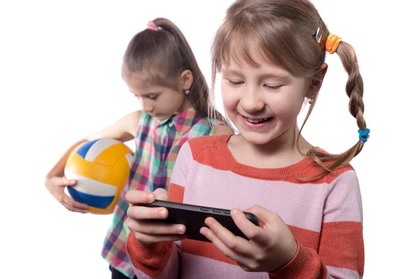 Una Niña Está Ocupada Usando Teléfono Móvil Otra Quiere Jugar —  Fotos de Stock