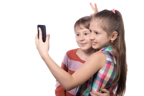 Dos Niñas Lindas Toman Una Selfie Teléfono Celular Estudio Foto —  Fotos de Stock