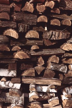Kışın kırsal bir evi ısıtmak için düzgünce odun yığmışlar. Tasarım için tonlanmış ahşap arkaplan.