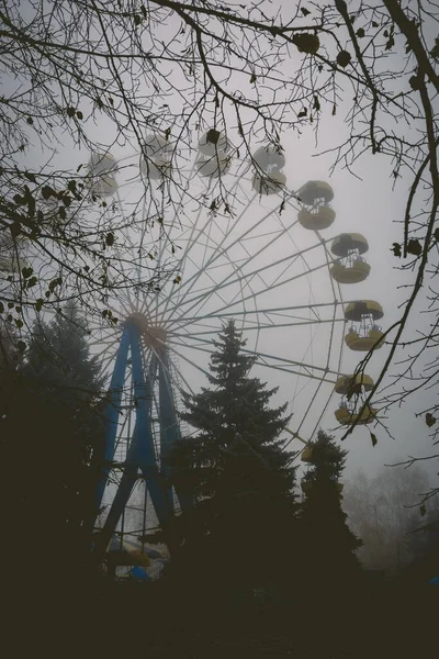 Grande Roue Dans Vieux Parc Abandonné Automne Dans Brouillard Épais — Photo