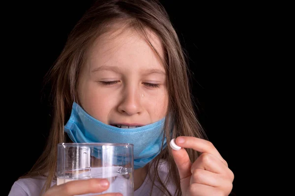 Una Linda Niña Llora Sosteniendo Vaso Agua Una Mano Una —  Fotos de Stock