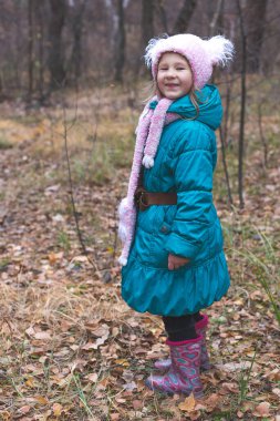 Sonbahar vakti ormanda tatlı bir kız..