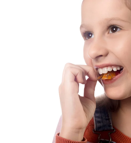 Portret Van Klein Meisje Met Orthodontie Apparaat Geïsoleerd Witte Achtergrond — Stockfoto