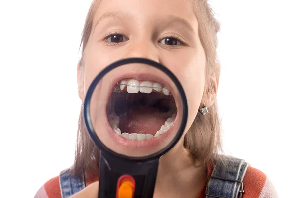 Portret Małej Uroczej Dziewczynki Urządzeniem Ortodontycznym Białym Tle Przez Lupę — Zdjęcie stockowe