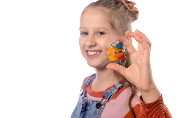 Portret Van Klein Meisje Met Orthodontie Apparaat Geïsoleerd Witte Achtergrond — Stockfoto
