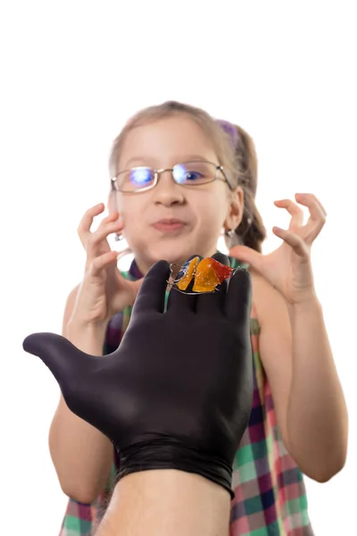 Reakcja Małej Dziewczynki Propozycję Noszenia Urządzenia Ortodontycznego Studio Zdjęcie Izolowane — Zdjęcie stockowe