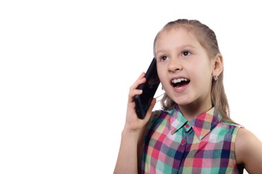 Şirin küçük kız cep telefonuyla konuşuyor. Beyaz arkaplanda stüdyo fotoğrafı.