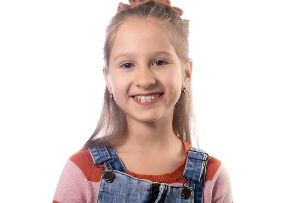 Portret Van Klein Meisje Met Orthodontie Apparaat Geïsoleerd Witte Achtergrond — Stockfoto