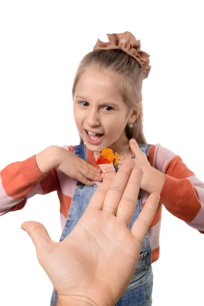 Reakcja Małej Dziewczynki Propozycję Noszenia Urządzenia Ortodontycznego Białe Tło — Zdjęcie stockowe