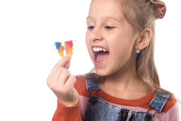 Retrato Niña Con Aparato Ortodoncia Aislado Sobre Fondo Blanco — Foto de Stock