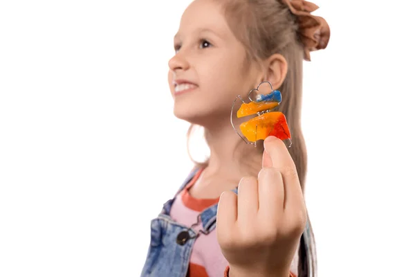 Portret Van Klein Meisje Met Orthodontie Apparaat Geïsoleerd Witte Achtergrond — Stockfoto