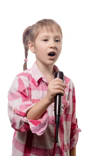 Niña Linda Cantando Micrófono Aislado Sobre Fondo Blanco — Foto de Stock