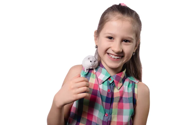 Schattig Klein Meisje Met Witte Hamster Geïsoleerd Witte Achtergrond — Stockfoto