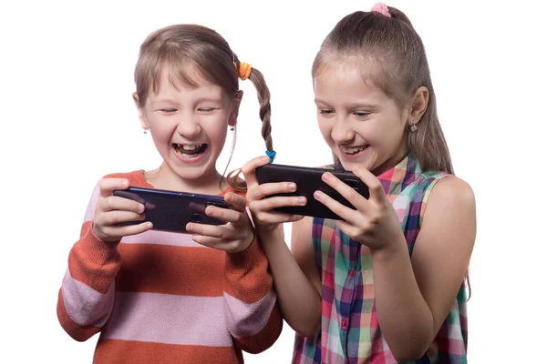Две Милые Девочки Позируют Мобильными Телефонами Девушки Играют Мобильных Телефонах — стоковое фото