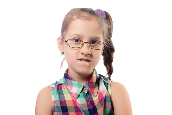 Pequena Menina Bonito Óculos Posando Fundo Branco Criança Com Visão — Fotografia de Stock