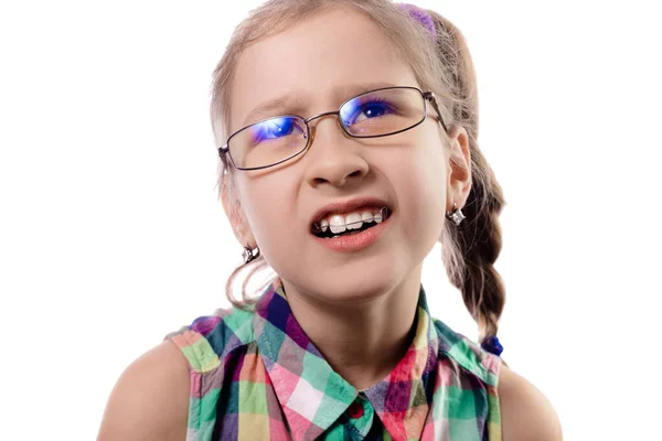 Cute Little Girl Okularach Widzenia Stanowi Białym Tle Zdjęcia Studyjne — Zdjęcie stockowe