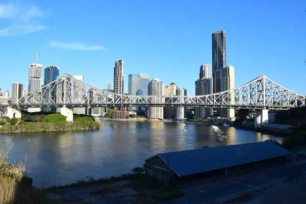 De skyline van Brisbane van Wilson's Lookout — Stockfoto