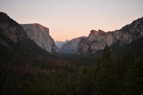 Vista do túnel ao pôr do sol — Fotografia de Stock