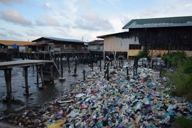 Sandakan, Borneo köyde su adlı kirliliğine