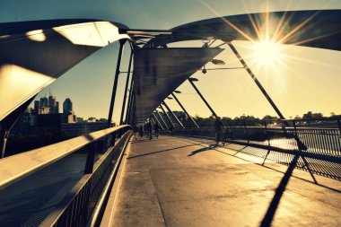 İyi niyet Köprüsü'nde gündoğumu