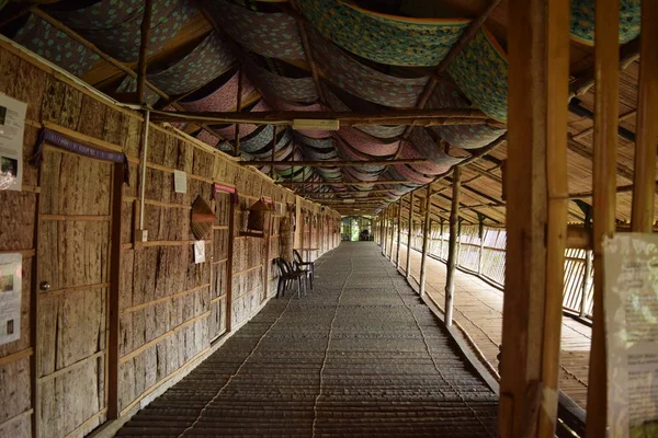 Borneo geleneksel uzun evi