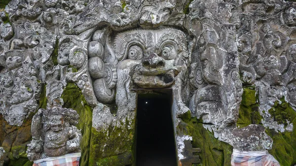 Goa Gajah Bali içinde