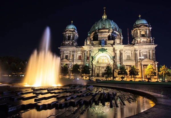 Catedral de Berlín (Berliner Dom) vista nocturna, Berlín, Alemania — Foto de Stock