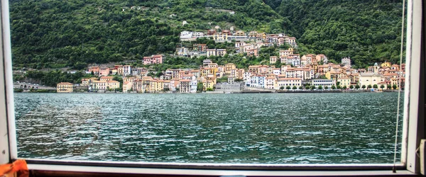 Vue panoramique du village sur le bateau dans le lac de Côme, Italie — Photo