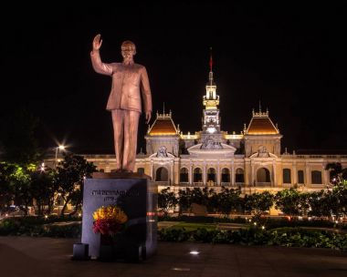 Gece görünümü Ho Chi Minh heykeli önünde Belediye Binası, Ho Chi Minh City, Vietnam