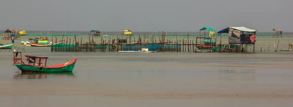 Рыбацкая лодка в рыбацкой деревне в пасмурный день, Фу Куок, провинция Кьен Джан, Вьетнам — стоковое фото