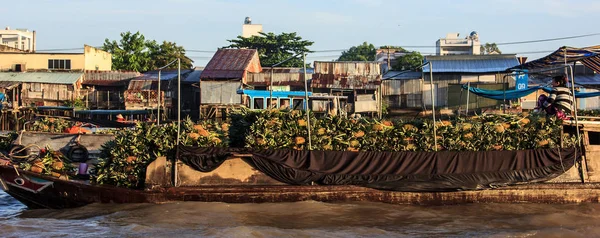 CAN THO, VIETNAM, JUN 1, 2017: Ананас Продавец езда на лодке в направлении плавучего рынка в реке Хау, дистрибьютор реки Меконг, Канто, Вьетнам — стоковое фото