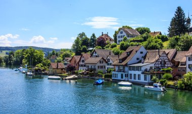 Schaffhausen, Alp Peyzaj ve sıcak güneşli yaz gün açık mavi gökyüzü güzellik swiss Kanton Rhine nehrinde Stein Am Rhein şehrin panoramik manzarasına.