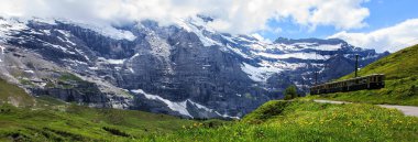 Görkemli panoramik manzara Kleine Scheidegg Wengernalp istasyonları, İsviçre için bağlanma bir swiss Demiryolları tren boyunca.