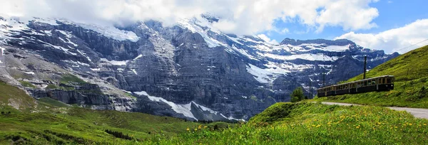 Wengernalp 局、スイス連邦共和国にクライネ ・ シャイデックを接続するスイス国鉄電車沿いの風景の雄大なパノラマ ビュー. — ストック写真