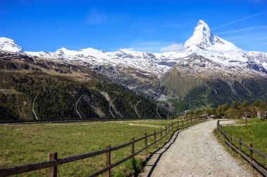 Matterhorn zirve manzarası ile yaz aylarında trail Sunnega istasyonunda, Rothorn cennet, Zermatt, İsviçre.
