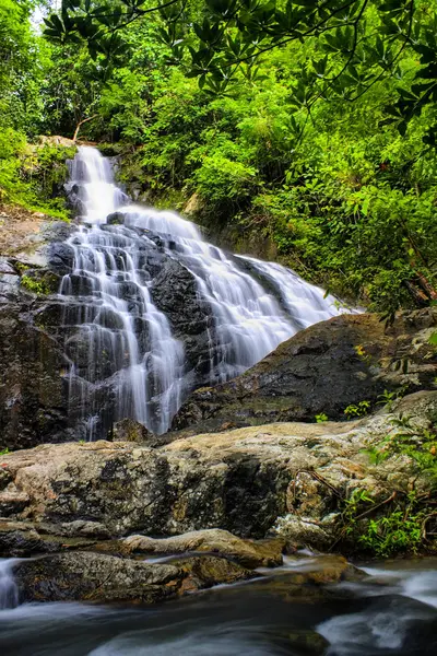 Cascada Jedkod, Parque Nacional Khaoyai, Saraburi, Tailandia, Sudeste Asiático. Una hermosa cascada con una larga exposición que fluye el agua en la selva tropical profunda . — Foto de Stock
