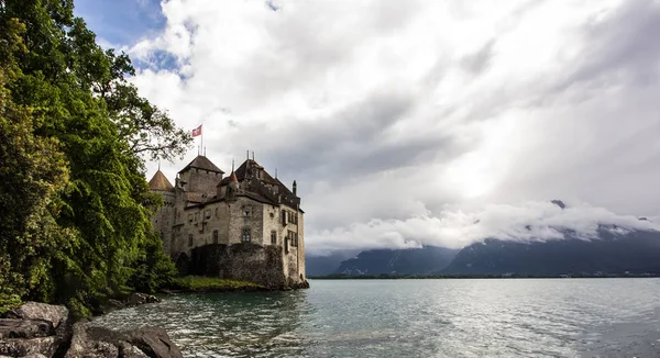 Vista panorâmica do Lago de Genebra, onde Chateau de Chillon, um dos castelos mais visitados da Suíça na Europa, está localizado com o céu cheio de nuvens após a chuva, Cantão de Vaud, Suíça — Fotografia de Stock