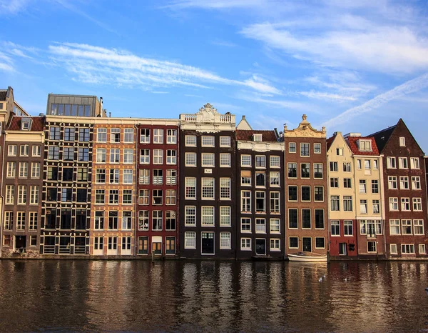 Hollanda'nın Amsterdam, parlak mavi gökyüzü gün güzel geleneksel eski binaları