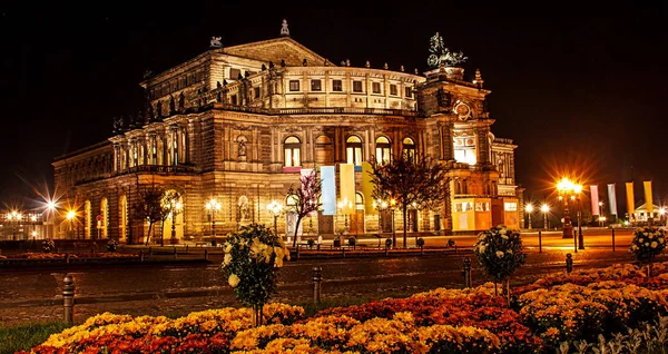 Noche de verano hermosa vista de la ópera de la Sachsische Staatsoper Dresden (Ópera Estatal de Sajonia) o Semperoper, Dresde, Sajonia, Alemania, Europa . — Foto de Stock