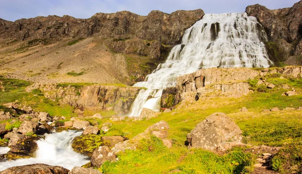 Nádherné letní pohled Dynjandifoss (Dynjandi vodopád), šperky ze Západních fjordů, Island. Největší vodopád v regionu Westfjords. — Stock fotografie