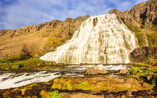 La magnífica vista de verano de Dynjandifoss (cascada de Dynjandi), joyas de los fiordos del oeste, Islandia. La cascada más grande de Westfjords . —  Fotos de Stock