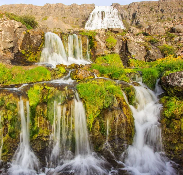 La magnífica vista de verano de Dynjandifoss (cascada de Dynjandi), joyas de los fiordos del oeste, Islandia. La cascada más grande de Westfjords . —  Fotos de Stock