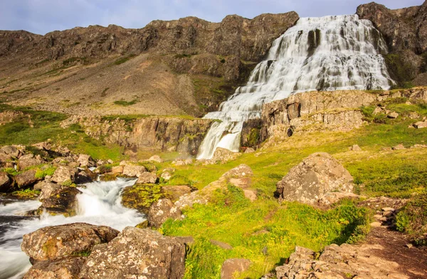 La hermosa vista de verano de Dynjandifoss (cascada de Dynjandi), joyas de los fiordos del oeste, Islandia. La cascada más grande de Westfjords . —  Fotos de Stock