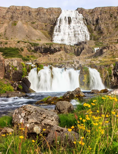 La majestuosa vista de verano de Dynjandifoss (cascada de Dynjandi), joyas de los fiordos del oeste, Islandia. La cascada más grande de Westfjords . —  Fotos de Stock