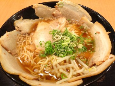 Japon ramen noodle yemek, chashu domuz Tepesi.