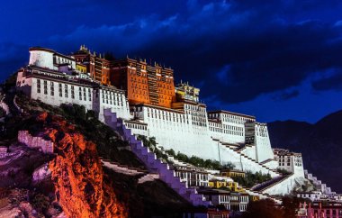 Potala Sarayı Lhasa, Tibet Özerk Bölgesi gece sahne. Eski Dalai Lama residence, şimdi, bir müze ve dünya mirası.