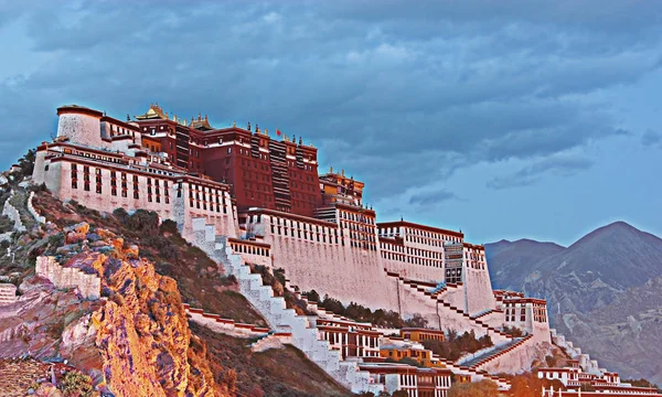 Dämmerungsszene des Potala-Palastes in Lhasa, der autonomen Region Tibet. ehemalige Dalai-Lama-Residenz, heute Museum und Weltkulturerbe. — Stockfoto